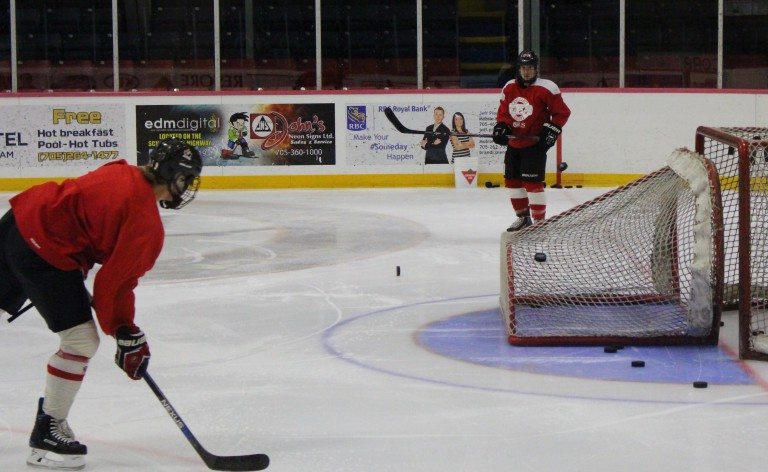 Olympic gold medalist visits Timmins, runs drills with local girls hockey teams