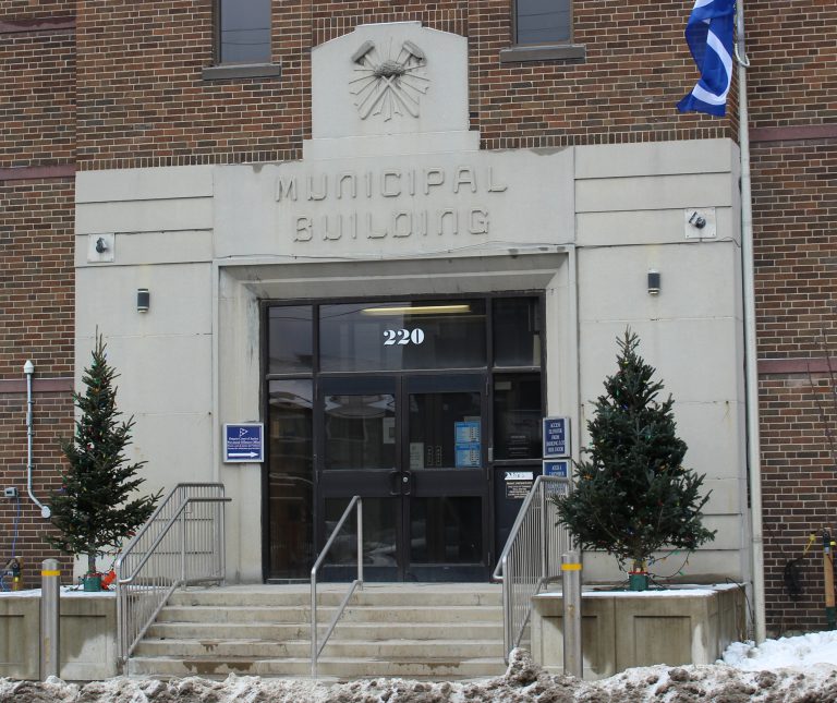 PIRIE HAS LOW-COST REC COMPLEX PLAN