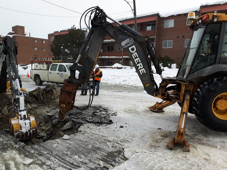 Water main break closes Pine St. between 8th & 9th Aves.