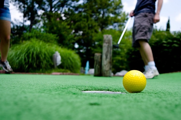 Hospital foundation combines mini-putt with karaoke