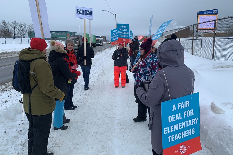 Union vice-president joins teacher picket line in Timmins